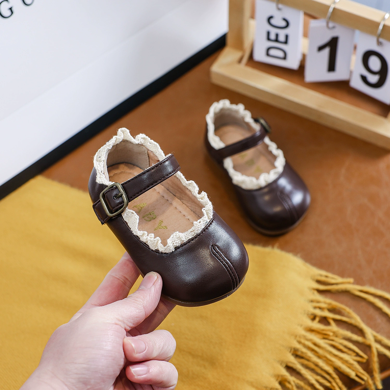 Spring and Autumn Girls' Leather Shoes Little Fragrant Princess Style Children's Comfortable False Split-Toe Shoes Lace Velcro Mary Jane Shoes