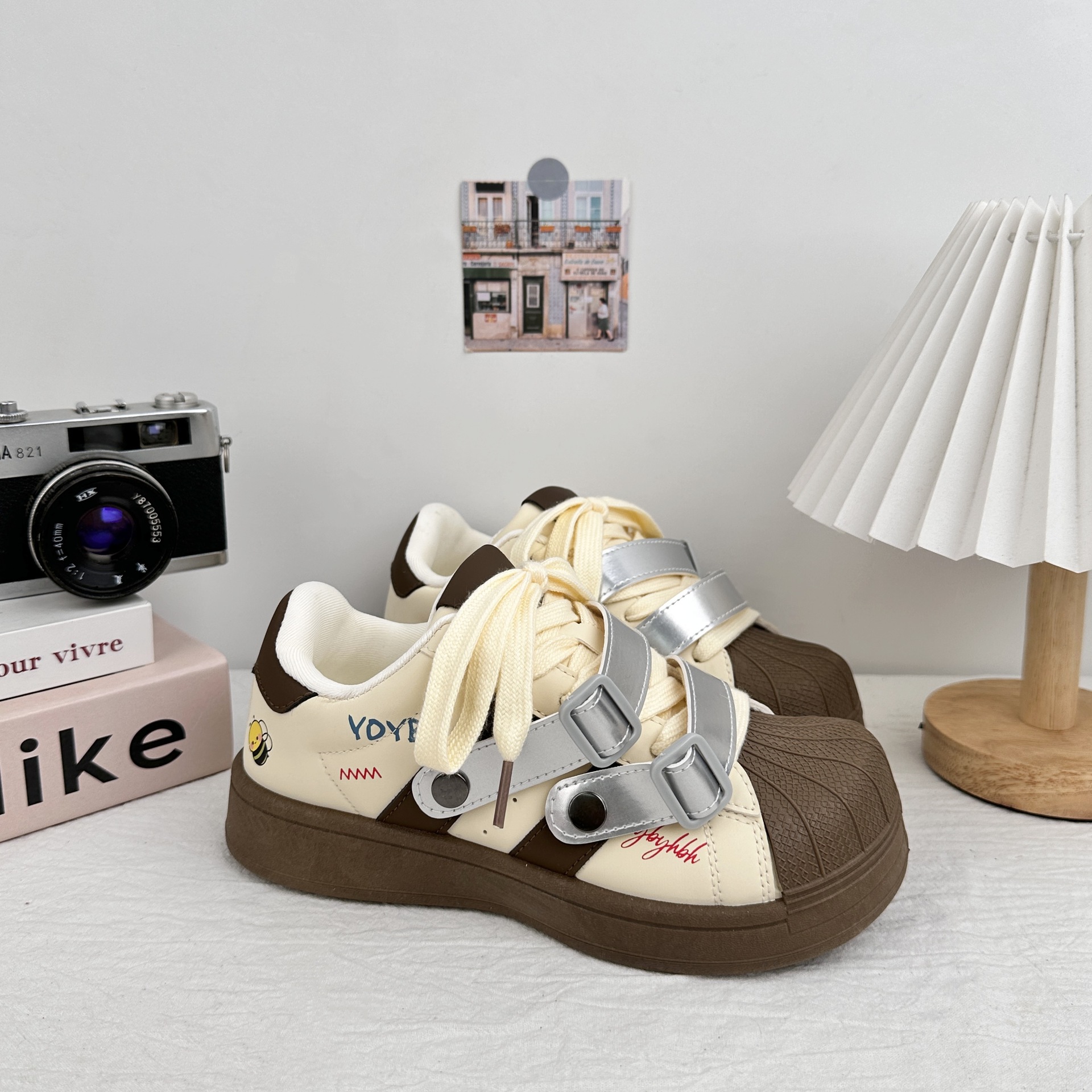 Zapatos de pan de soleas gruesas de larga onda de zapatos de mujer de principios de otoño de 2025 zapatos de pizarra casuales de estilo chic