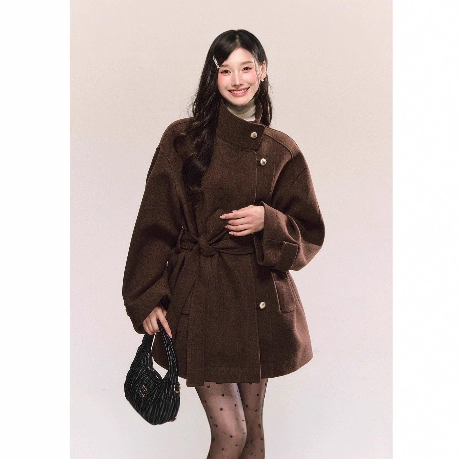Petite women's sophisticated Korean-style brown wool coat, autumn/winter 2026 new style, mid-length, with thickened shoulders.