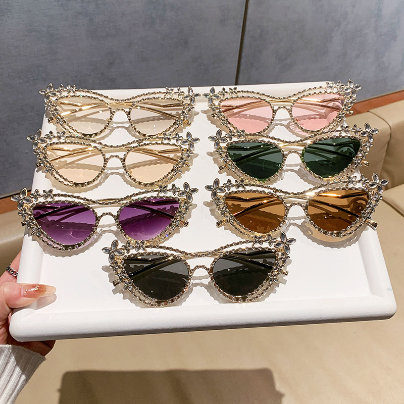 Luxe zonnebril met strasssteentjes, streetstyle voor dames, veelzijdig ontwerp, ideaal voor op reis en bescherming tegen de zon._voghion.com