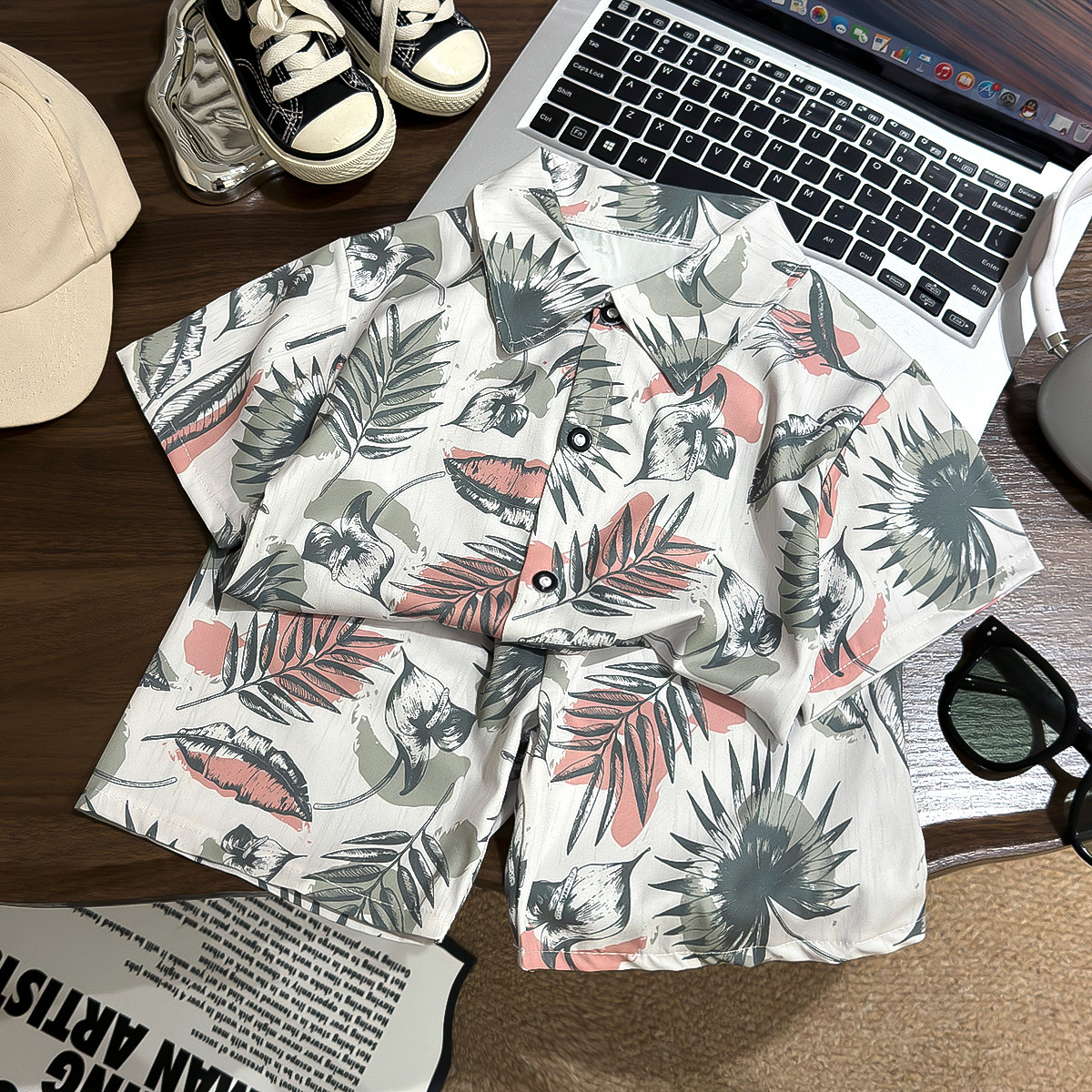 2403 Camisas con hojas de palma