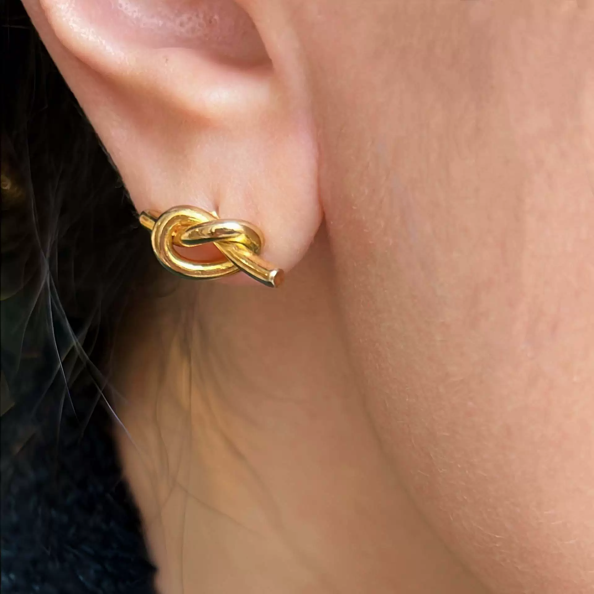 Трансграничные минималистичные маленькие узловатые серьги-гвоздики из нержавеющей стали, нишевые высококачественные изысканные витые нерегулярные серьги в стиле ins