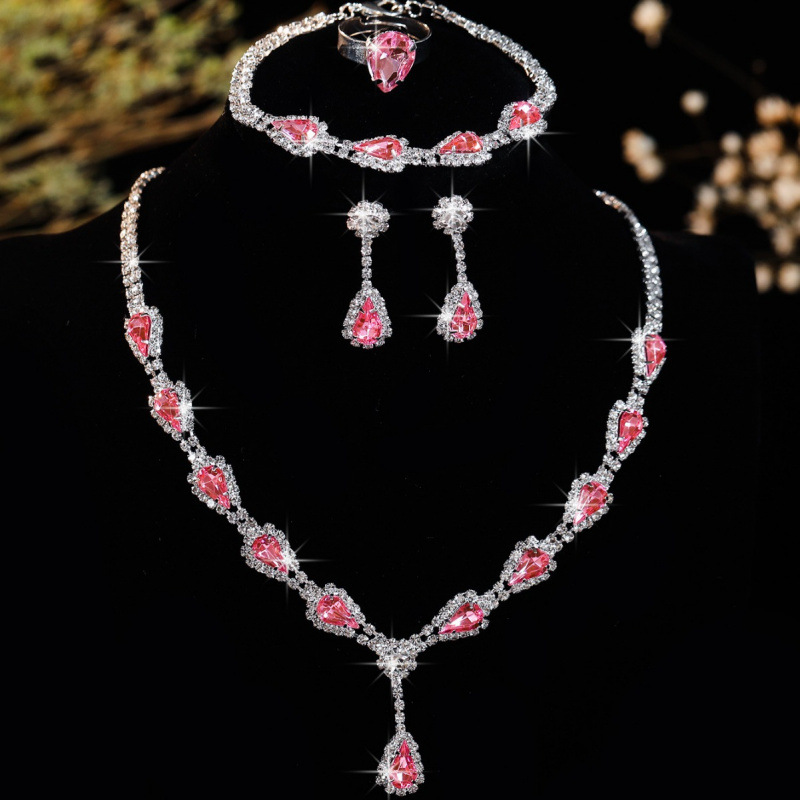 Bruidssieraden set met strass ketting en oorbellen elegant_voghion.com