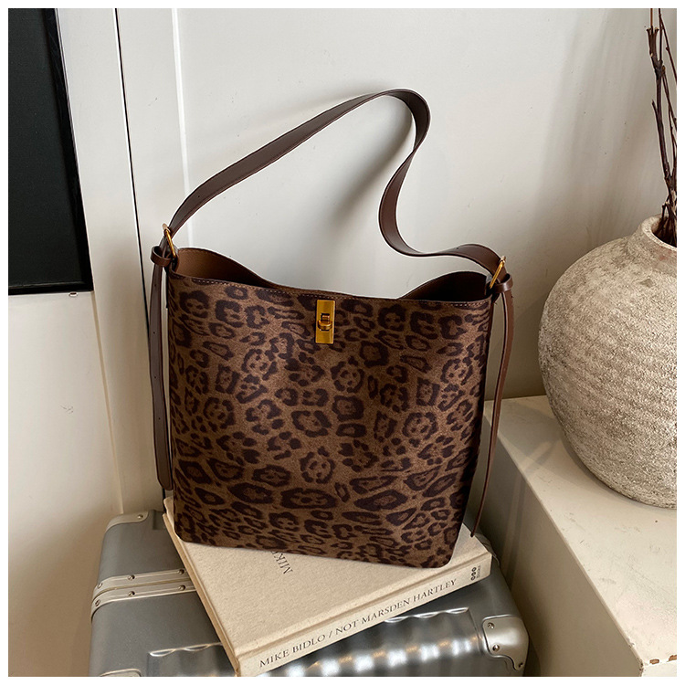 Leopard brown