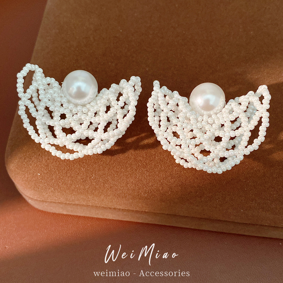 Agujas de plata cuentas huecas perlas redondas personalidad temperamento nicho pendientes de lujo ligero de alto nivel sensación de pendientes mujeres