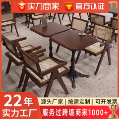 レトロカフェ無垢材テーブルと椅子の組み合わせ商業中世スタイル西洋レストランフレンチテーブルミルクティーベーカリーショップテーブルと椅子