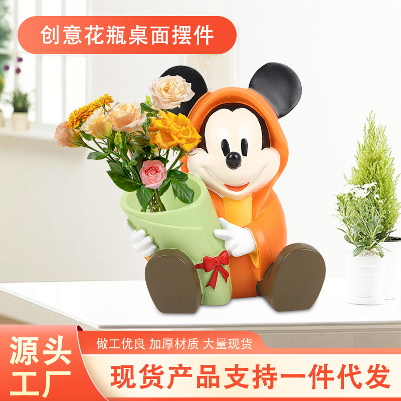 ミッキーオフィスのデスクトップの緑の植物は、クリスマスの松の木を置き、怠け者でも育てやすい鉢植えの植物で、気分を安定させます。|undefined