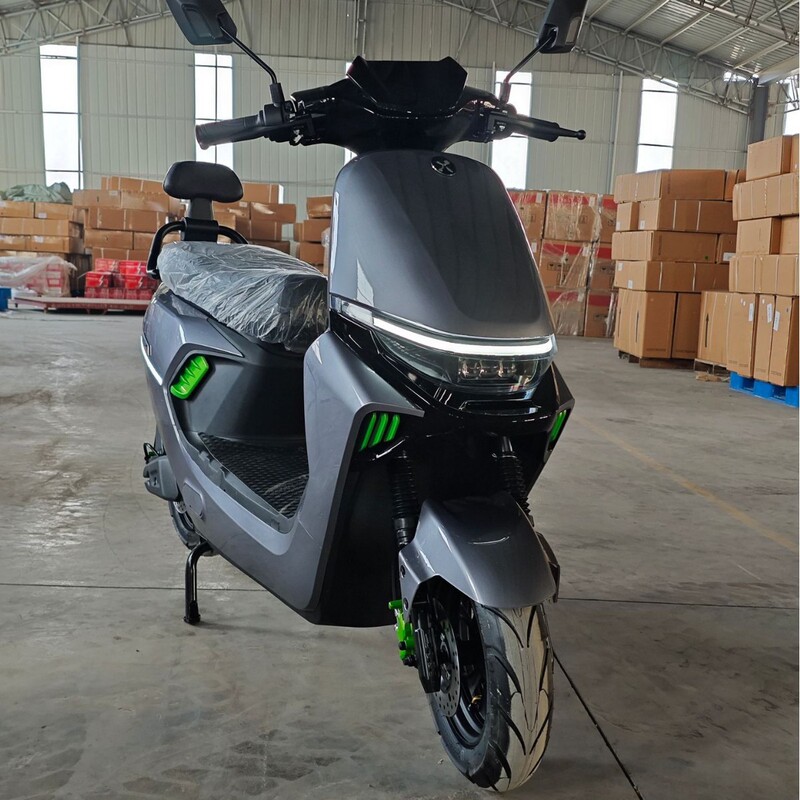 Wuxi High-Speed Electric Motorcycles for Export, High-Power Climbing Bikes, Lithium-Ion and Lead-Acid Batteries, Suitable for Both Men and Women