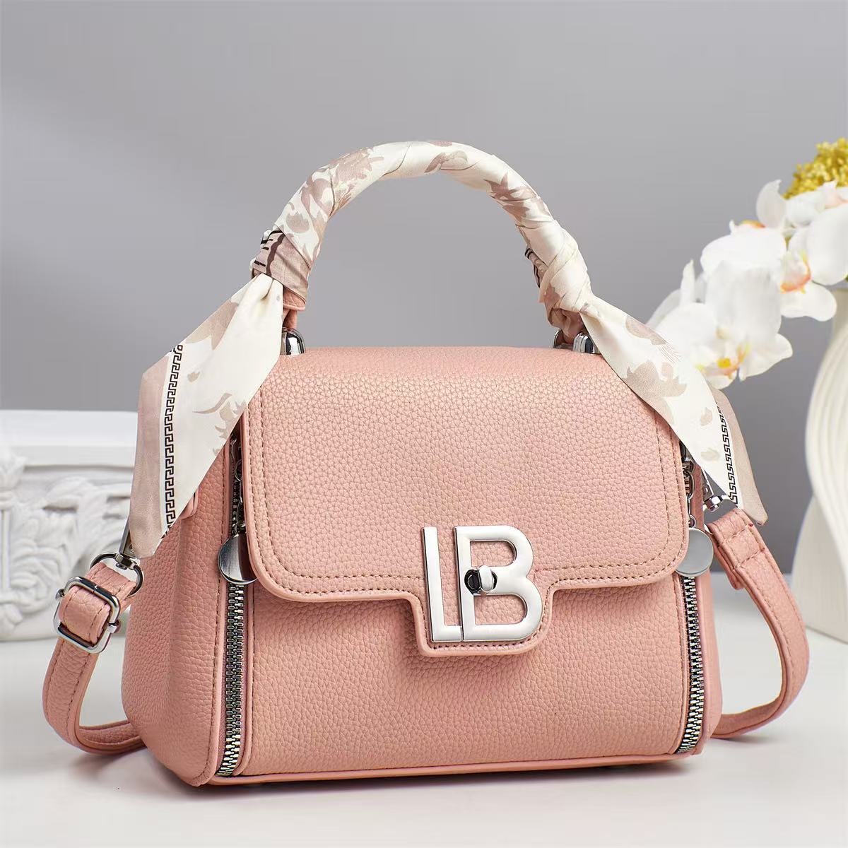 2025 nuevo bolso de hombro de moda bolso de mensajero de cuero suave para mujer bolso ligero para mujer bolso pequeño para mujer verano textura versátil image 8