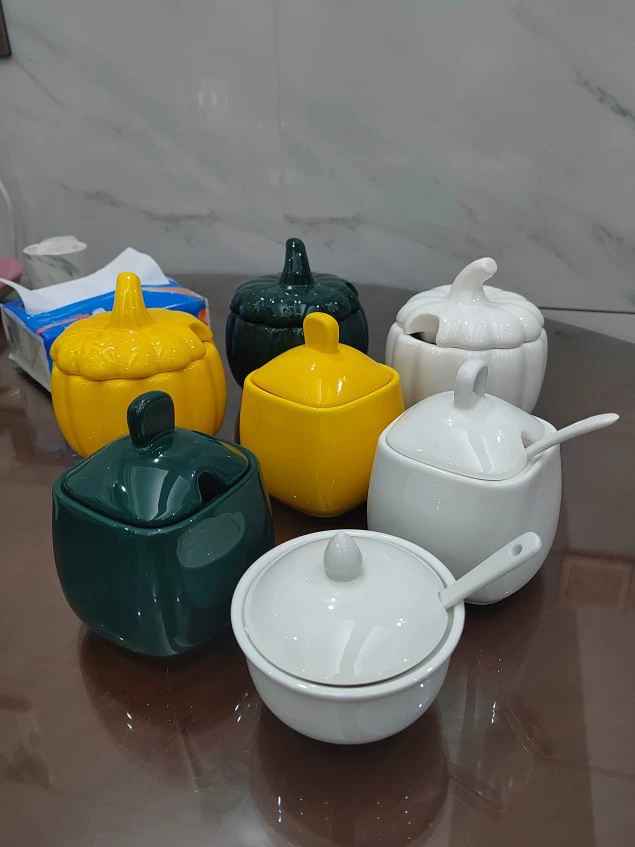 Ceramic salt tank MSG small bowl sauce bowl pepper cup seasonings single coffee sugar cup small bowl with lid with spoon
