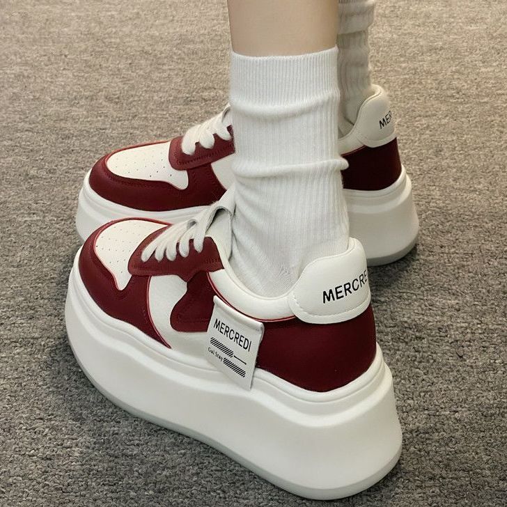 Zapatos blancos de suela gruesa para mujeres 2024 primavera nuevos zapatos deportivos de moda, zapatos de altura pequeños zapatos de nicho