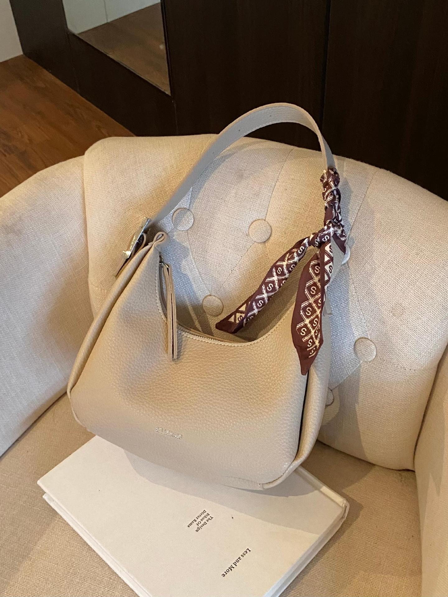 Bolso de axila coreano transfronterizo para mujer 2025 nuevo bolso de viaje simple casual de todo fósforo bolso de hombro de todo fósforo de alta gama