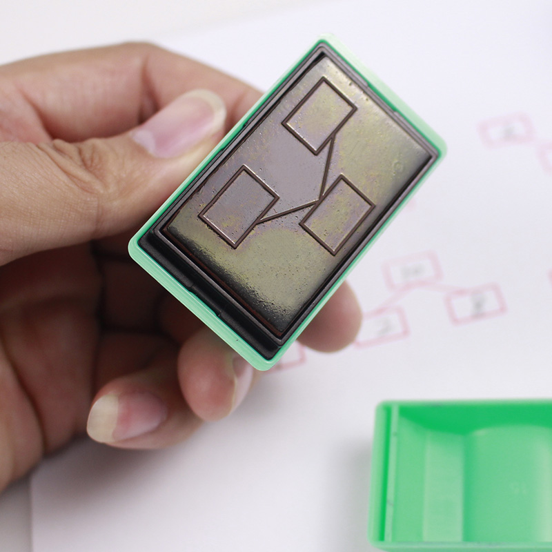 수학교육 봉인교사 선생님은 수의 합성과 분해를 이용하여 초등학교 학생들의 숙제를 교정합니다.