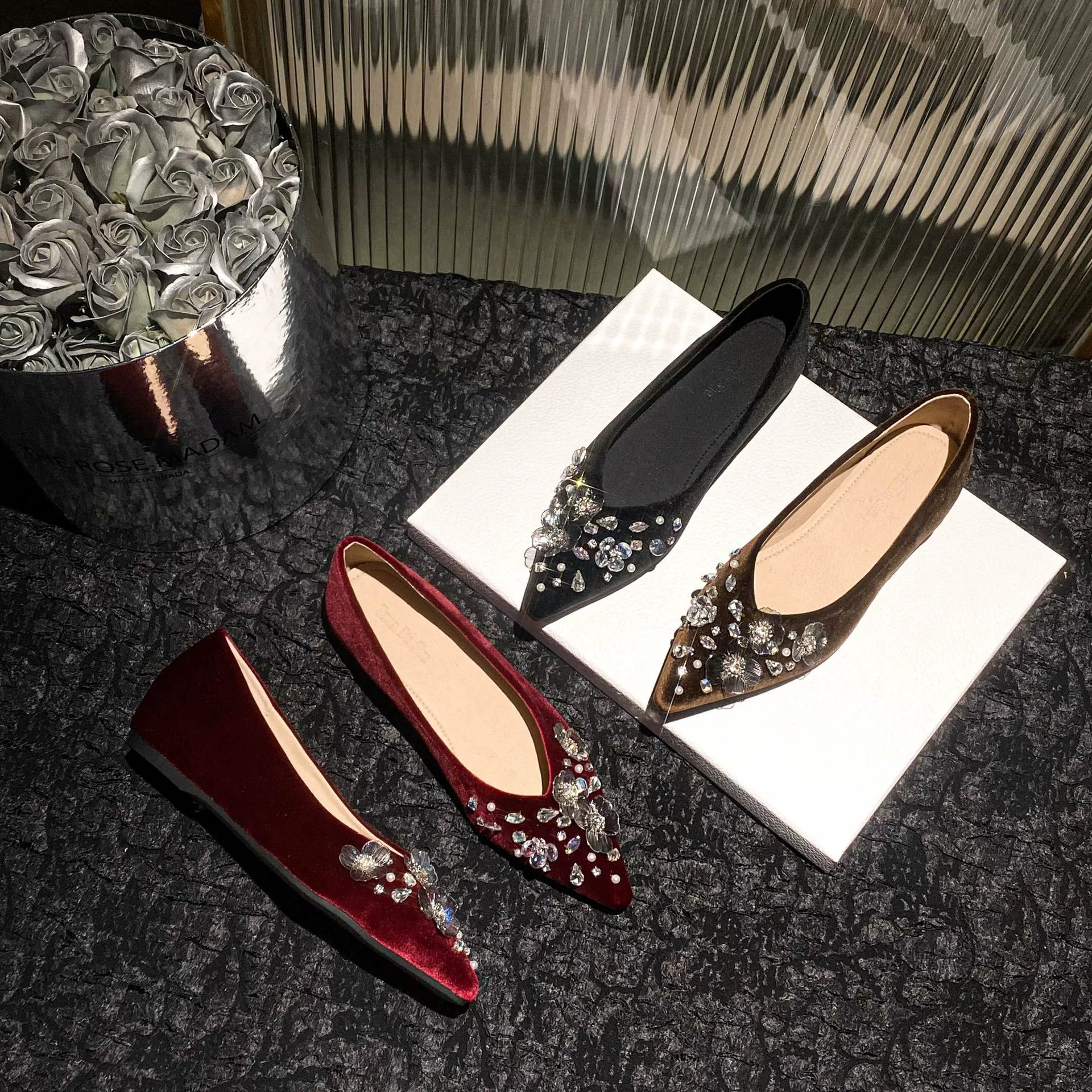 Обувь для женщин корейская версия 2025 новые стразы остроконечные свадебные туфли плоская подошва и светлый рот дикие одиночные туфли большой размер женской обуви 41-43