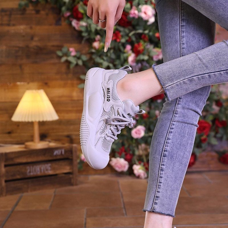 Explosión de tela coreana transpirable zapatos de suela gruesa para mujeres 2024 verano nuevo color de combinación de zapatos deportivos casuales de moda para mujeres