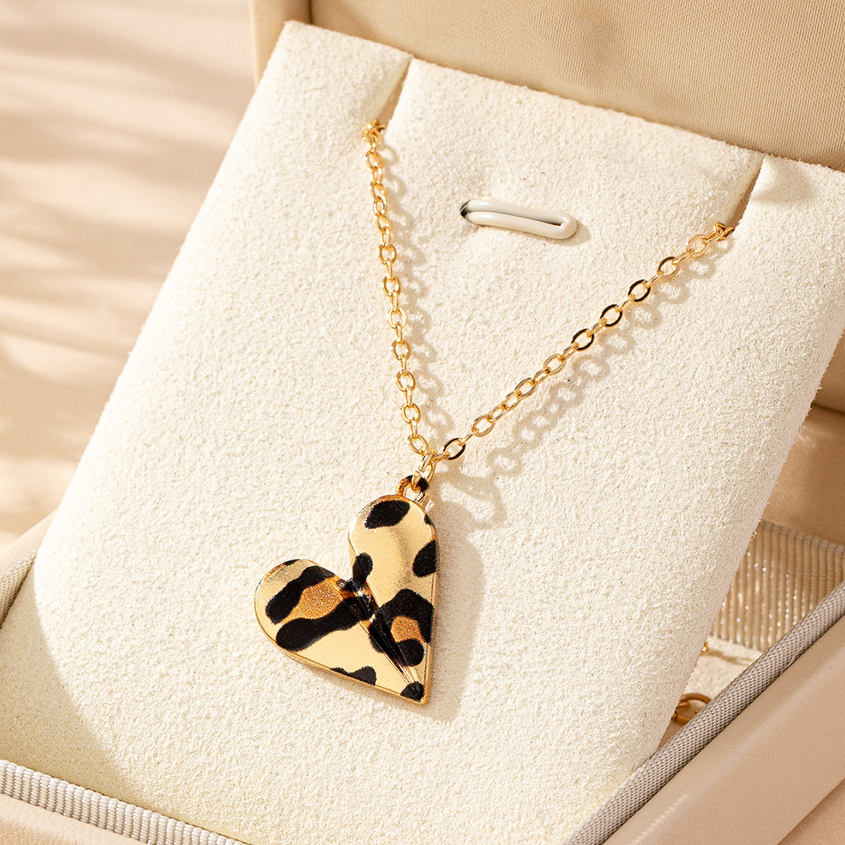 Collar con colgante de corazón y estampado leopardo, elegante y de lujo, para San Valentín, suministro transfronterizo image 3