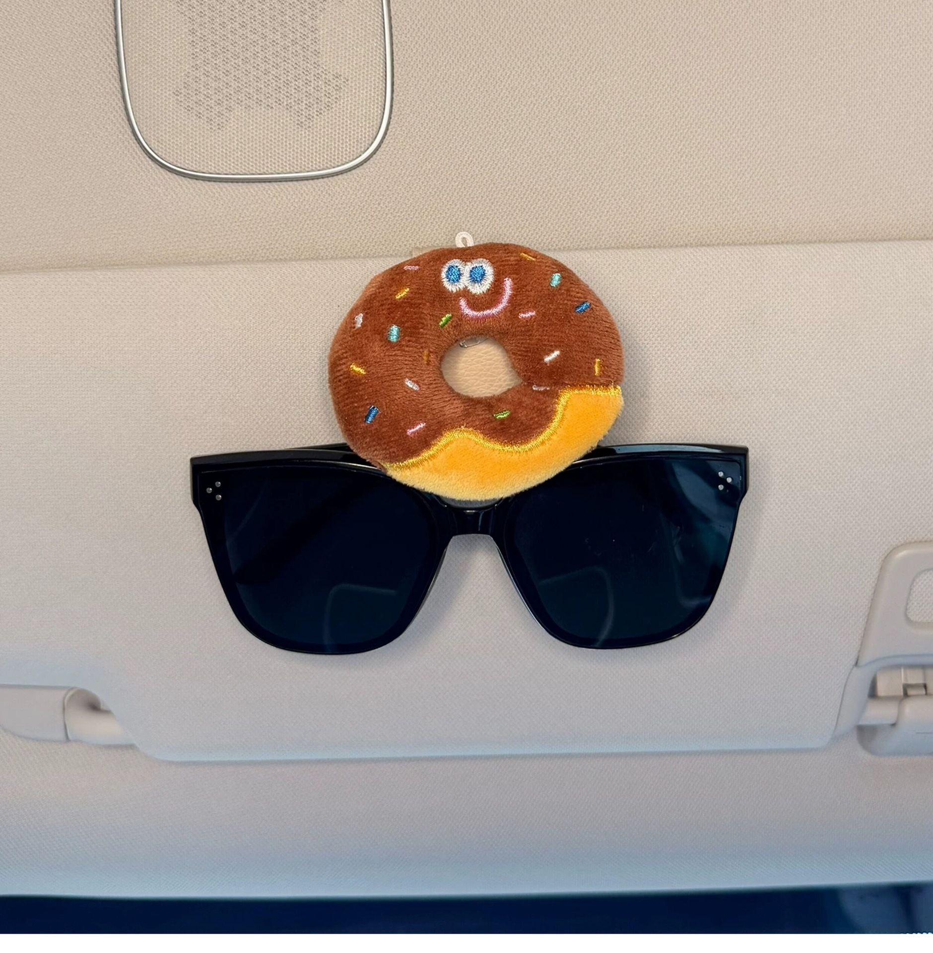 2026 New Model Car Glasses Holder for Interior Use, Sunglasses Storage Clip, Sun Visor Magnetic Mount for Women
