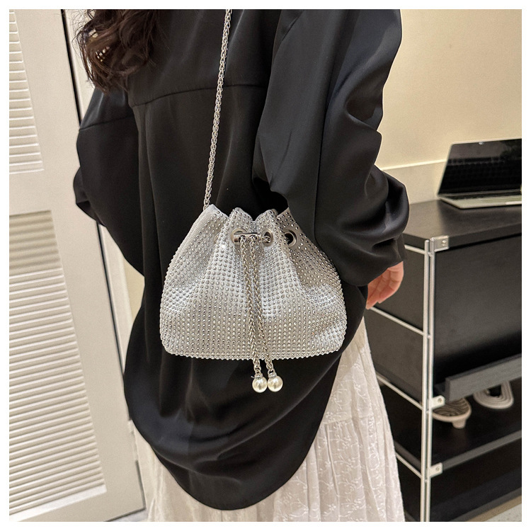 Dames tas met koordsluiting en strass steentjes met ketting_voghion.com