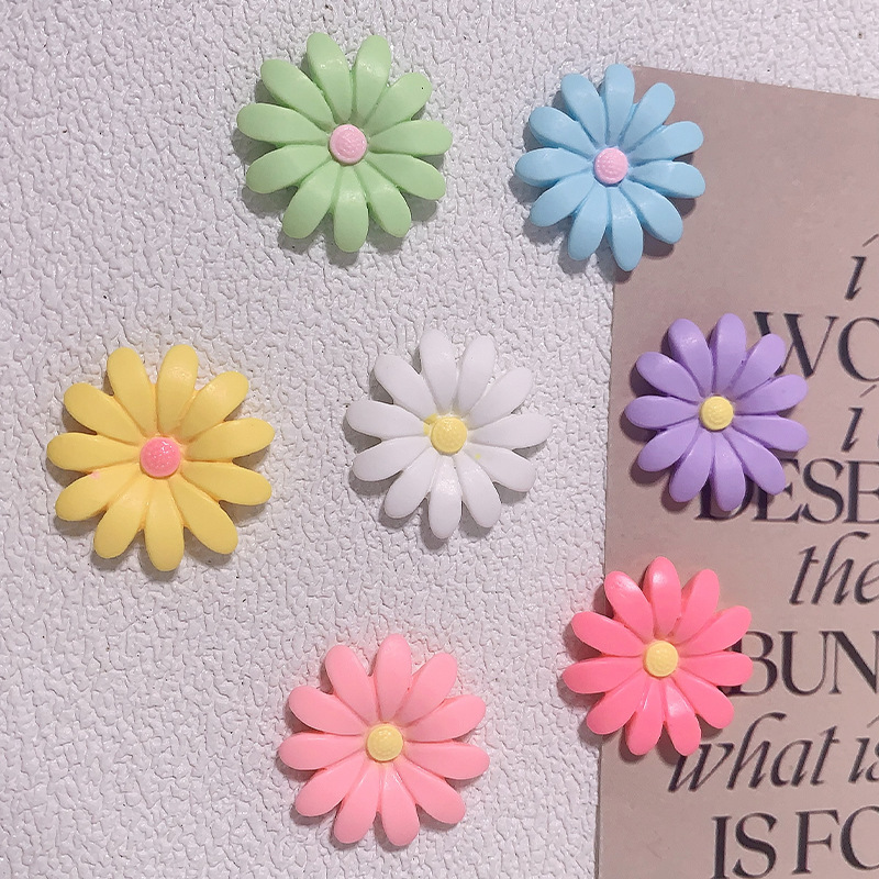 Accesorios de resina de flor de margarita de color transfronterizo DIY pegamento de crema agujero de cáscara de teléfono móvil agujero de zapatos taza de agua material de pegatina de refrigerador