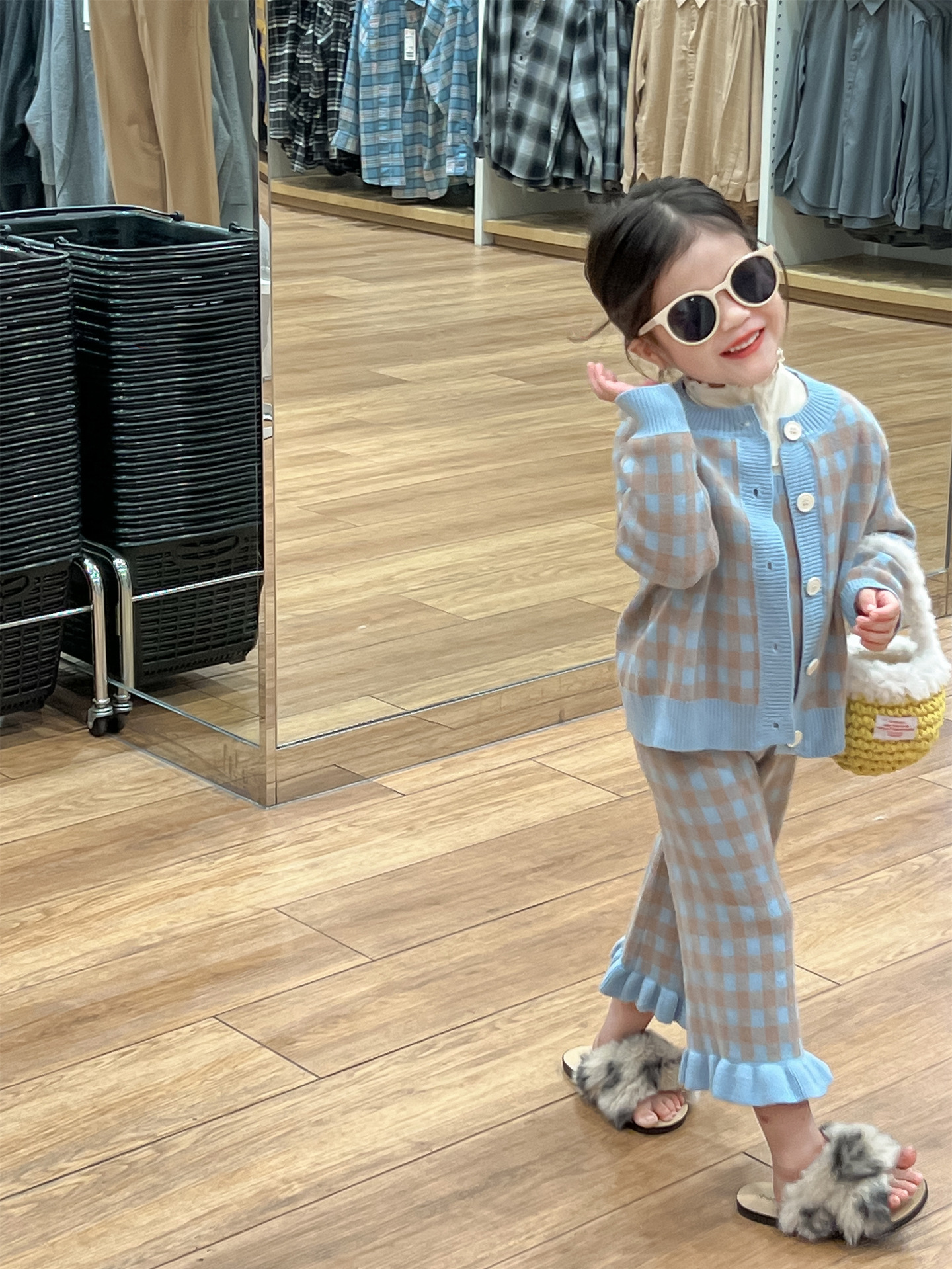 2023. aasta sügisene tüdrukute Korea väljaande temperamentne magusa sinise ruudulise kootud komplektiga kampsun, varrukatega topp, puidust kõrvaäärega püksid, kolm_voghion.com