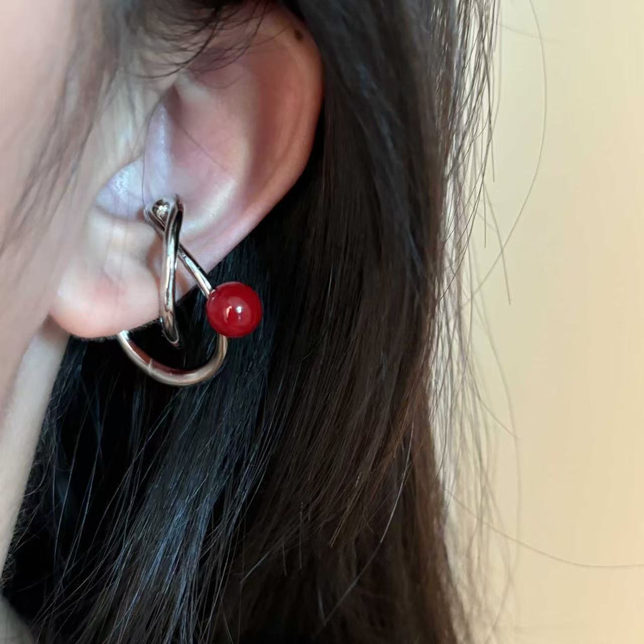 Sweet and Cool Double-Layer Wrapped Red Round Bead Ear Clip Without Pierced Ears for Women Niche Ins Cool Style Twisted Geometric Ear Hanging Earrings