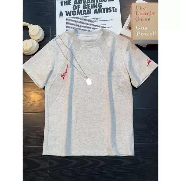 Black loose-fitting short-sleeve T-shirt for men, with unique twill cut and red label embroidery, summer casual style, versatile and slimming top