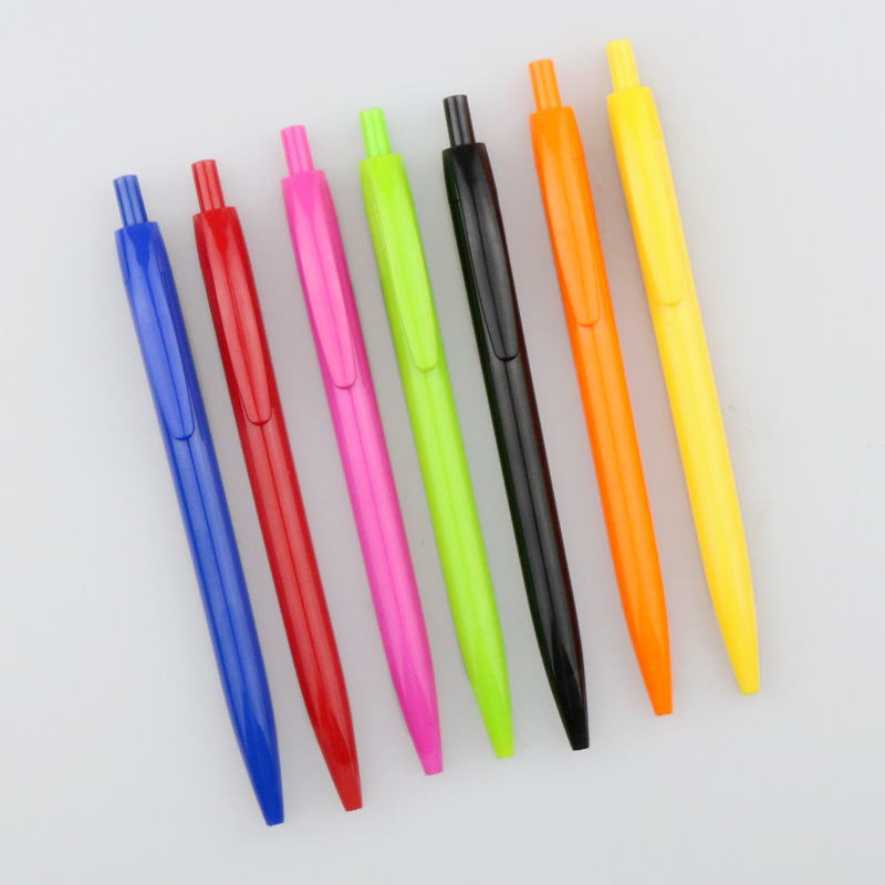 Bolígrafos de color sólido personalizados al por mayor, bolígrafos de plástico simples con pulsador, bolígrafos de colores pastel con impresión de logotipo.
