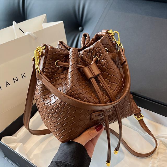 Nicho tejido bolsa de moda del todo fósforo para las mujeres 2023 nuevo retro cubo bolsa de alto grado sensible expreso popular bolsa de hombro