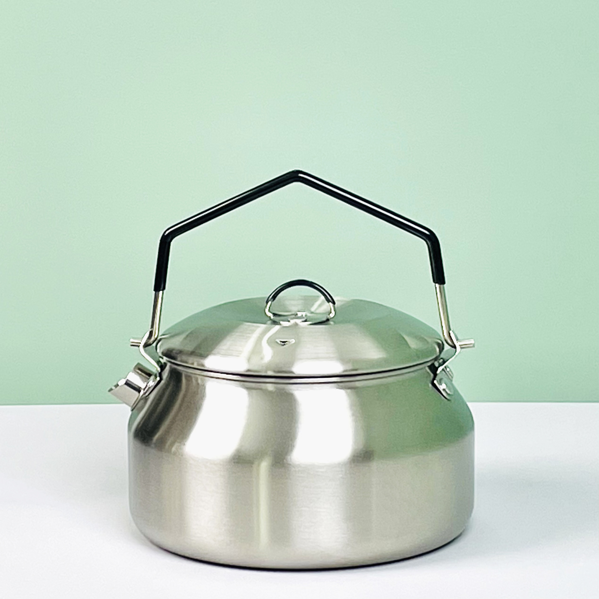 Hervidor ascendente de color natural.