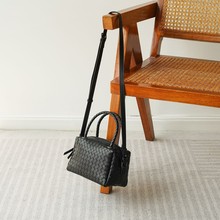 包包女2025头层羊皮编织波士顿包枕头包通勤包手提斜挎大容量真皮