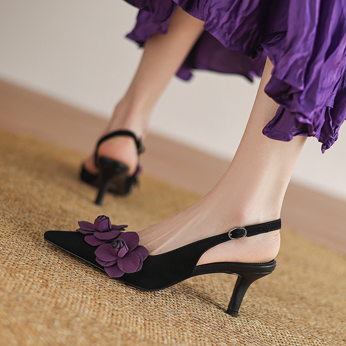 Sandal cao gót nữ hở mũi phong cách vintage, gót 6.5 cm, họa tiết hoa sơn trà — đen