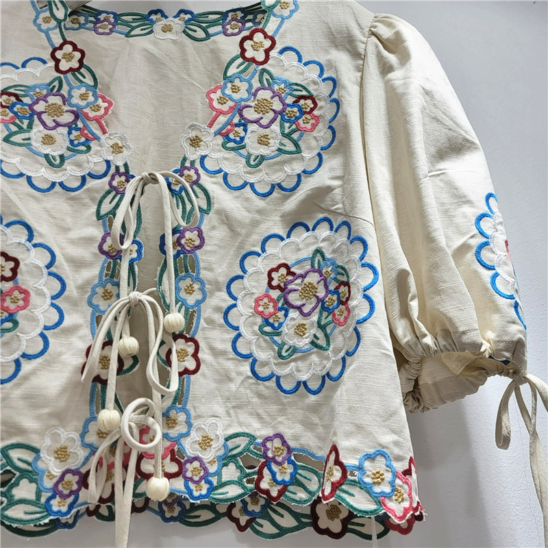 Francés nicho 2025 primavera y verano juguetón color bordado floral hueco con cuello en V top camisa corta