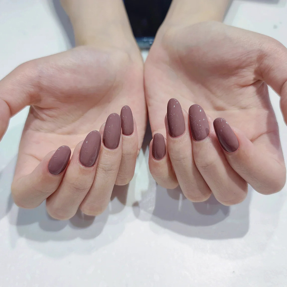 Ventas transfronterizas calientes sólidas de frijol, uñas ovales suaves y elegantes, estilo diario de usar uñas 24 piezas de parche de uñas terminado