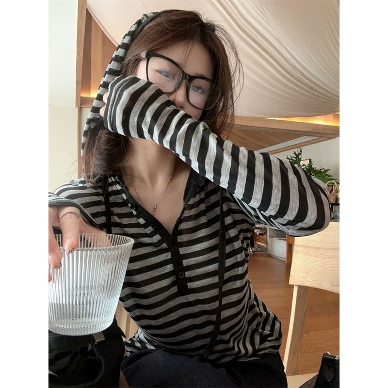 连帽条纹长袖T恤女薄款打底上衣2025秋季设计感纽扣chic防晒罩衫|undefined