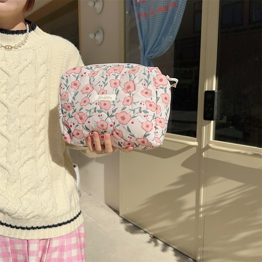 31081 ins Flower Soft Makeup Bag for Women, Portable large-capacity cosmetics and sundries storage bag, clutch undefined