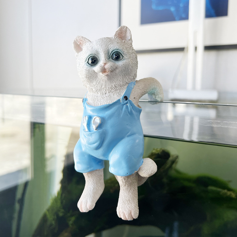 Кот в белом подвесном аквариуме