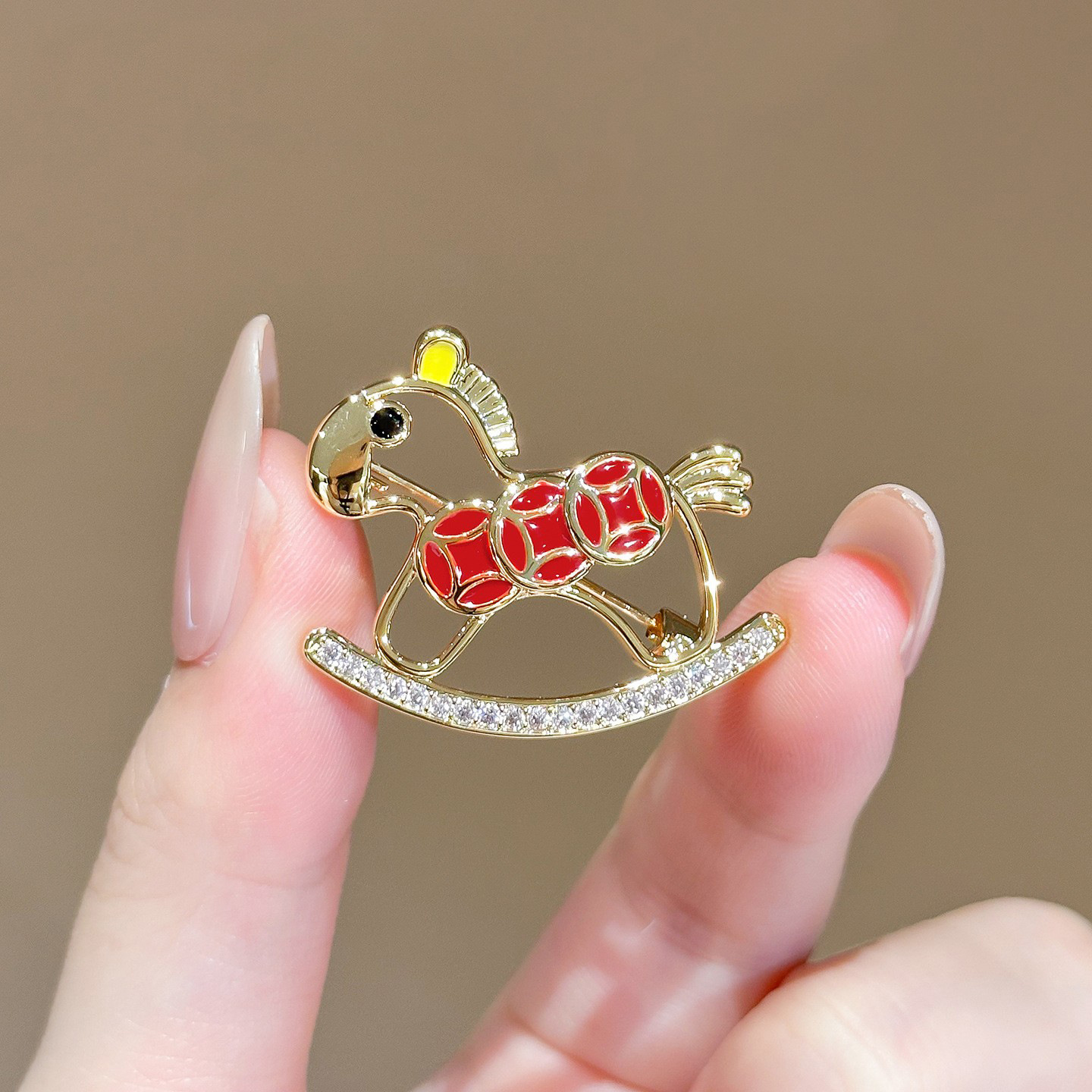 Spilla di lusso di alta qualità con pony di diamanti scintillanti, squisita, versatile, dal design unico, elegante, leggera e di alto valore._voghion.com