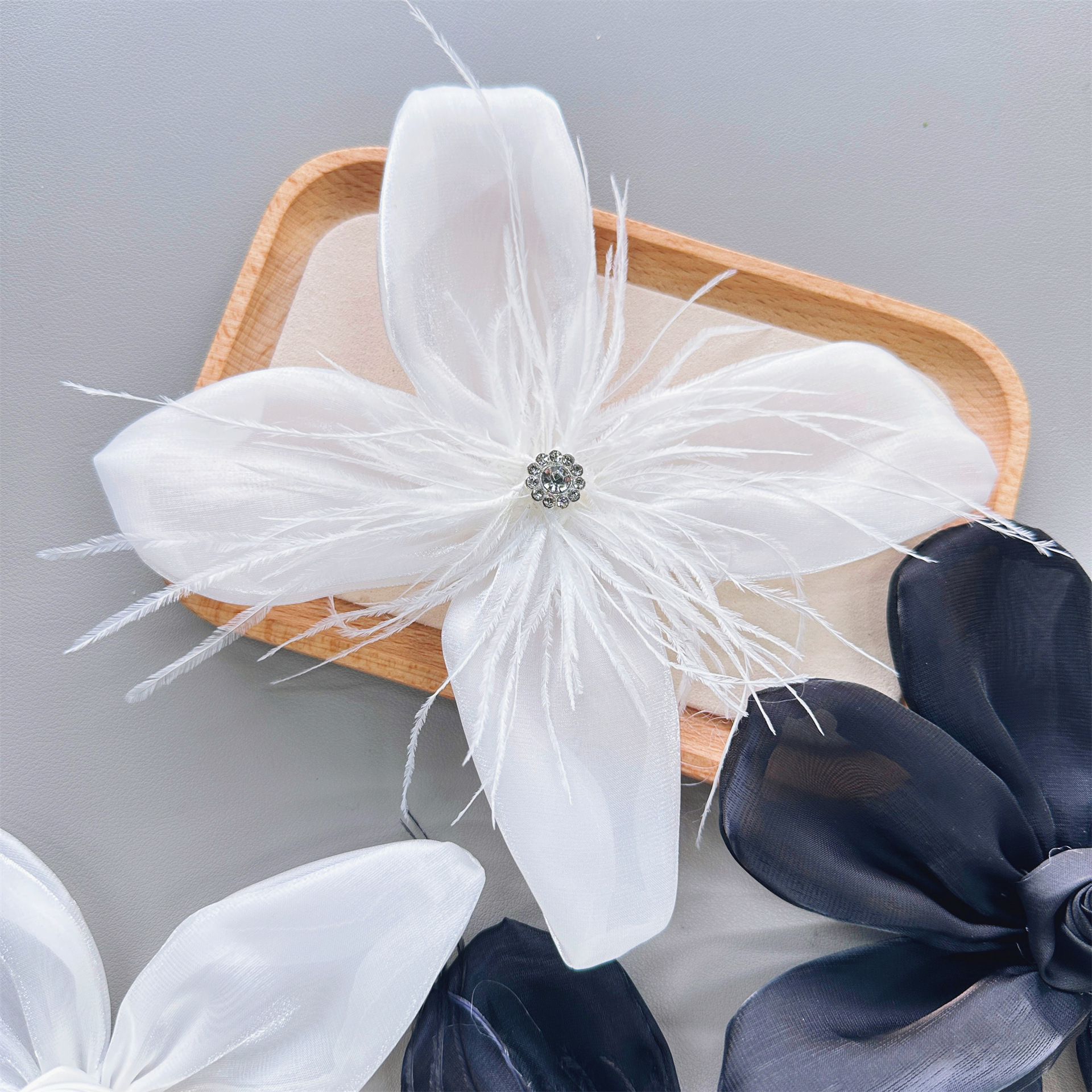 Pequeño viento fragante flor de satén blanco y negro más pin plumas de perla tela decorativa estereoscópica DIY accesorios de ropa image 12