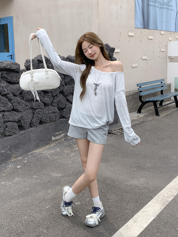 韓国スタイルのレイジースタイルストライプ U ネック日焼け止めブラウス長袖 Tシャツ女性のための 2025 夏の新しいユニークなニッチトップ|undefined