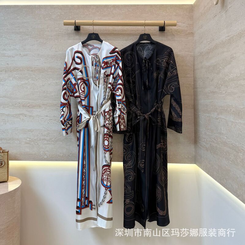 26 Early autumn new collection: elegant silk dress with a loose fit, retro style, and a waist tie, long and flowing 26 Early autumn new collection: elegant silk dress with a loose fit, retro style, and a waist tie, long and flowing