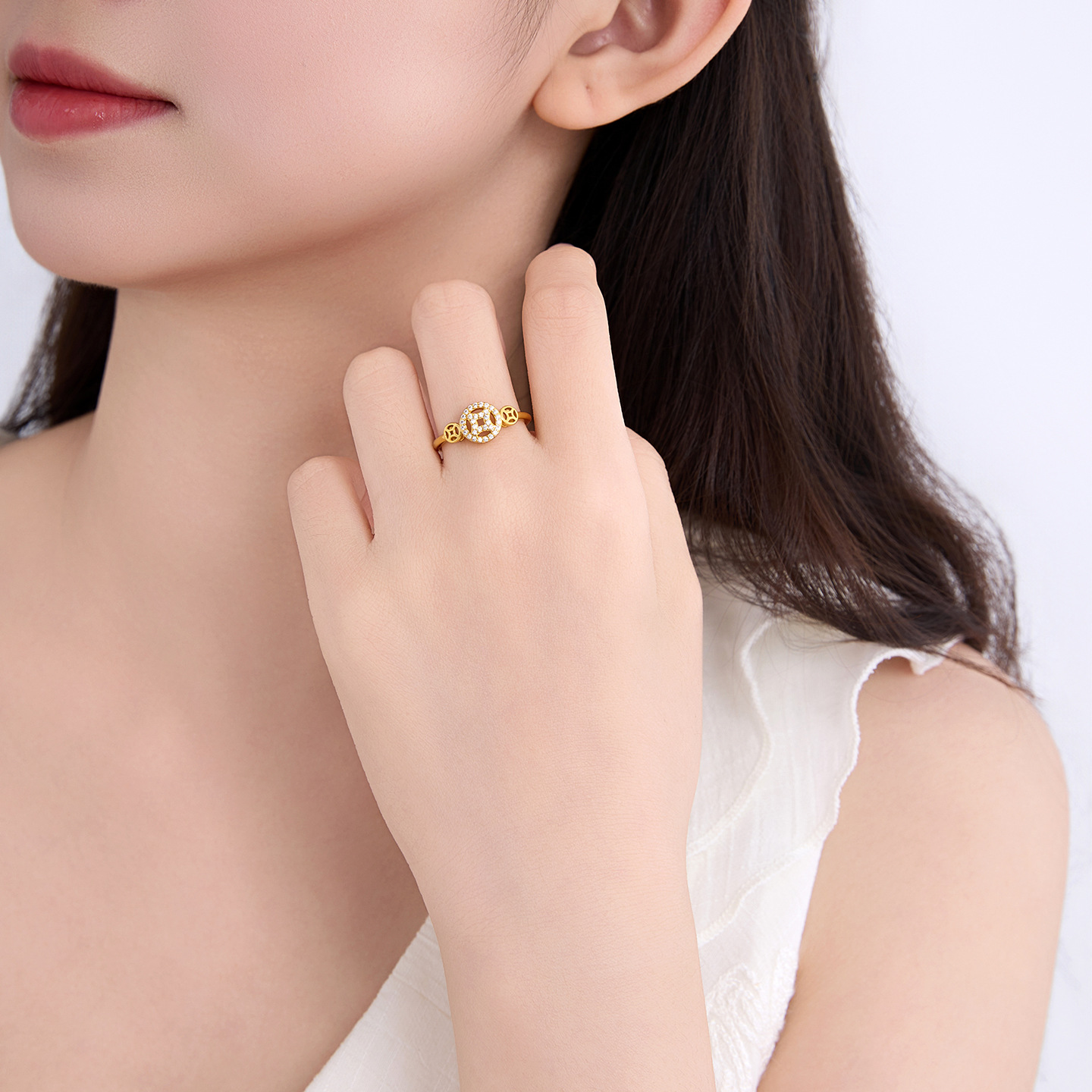 Xuping nueva moda china hueco moneda de cobre sellado anillo simple aleación de cobre imitación de oro ligero anillo de lujo mujer al por mayor