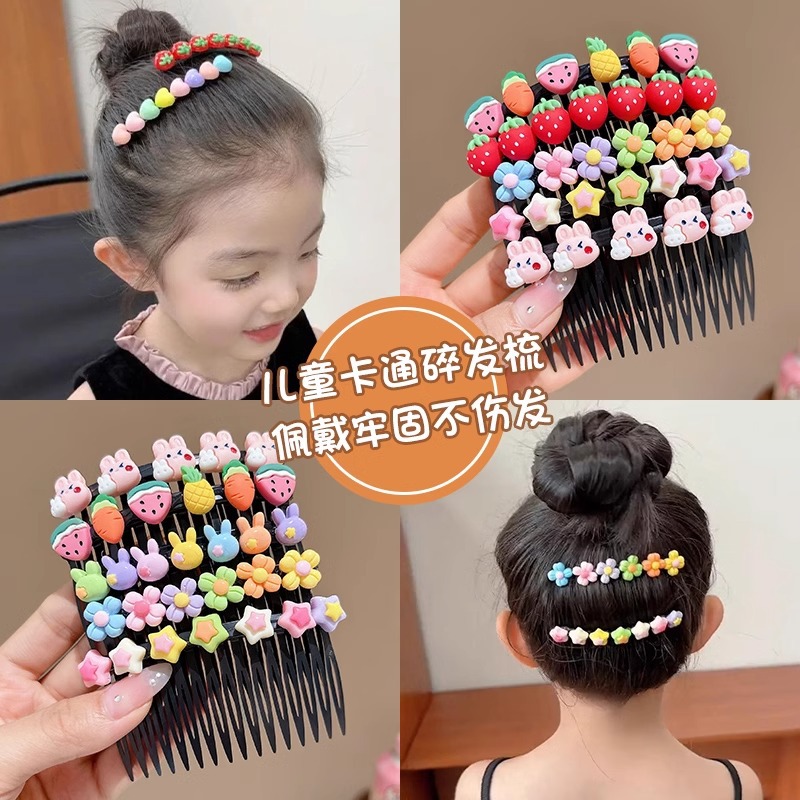 Hermosos niños tirando del cabello de la cabeza de la niña peinada de cabello de la parte posterior de la frente peinada peinada de cabello toque