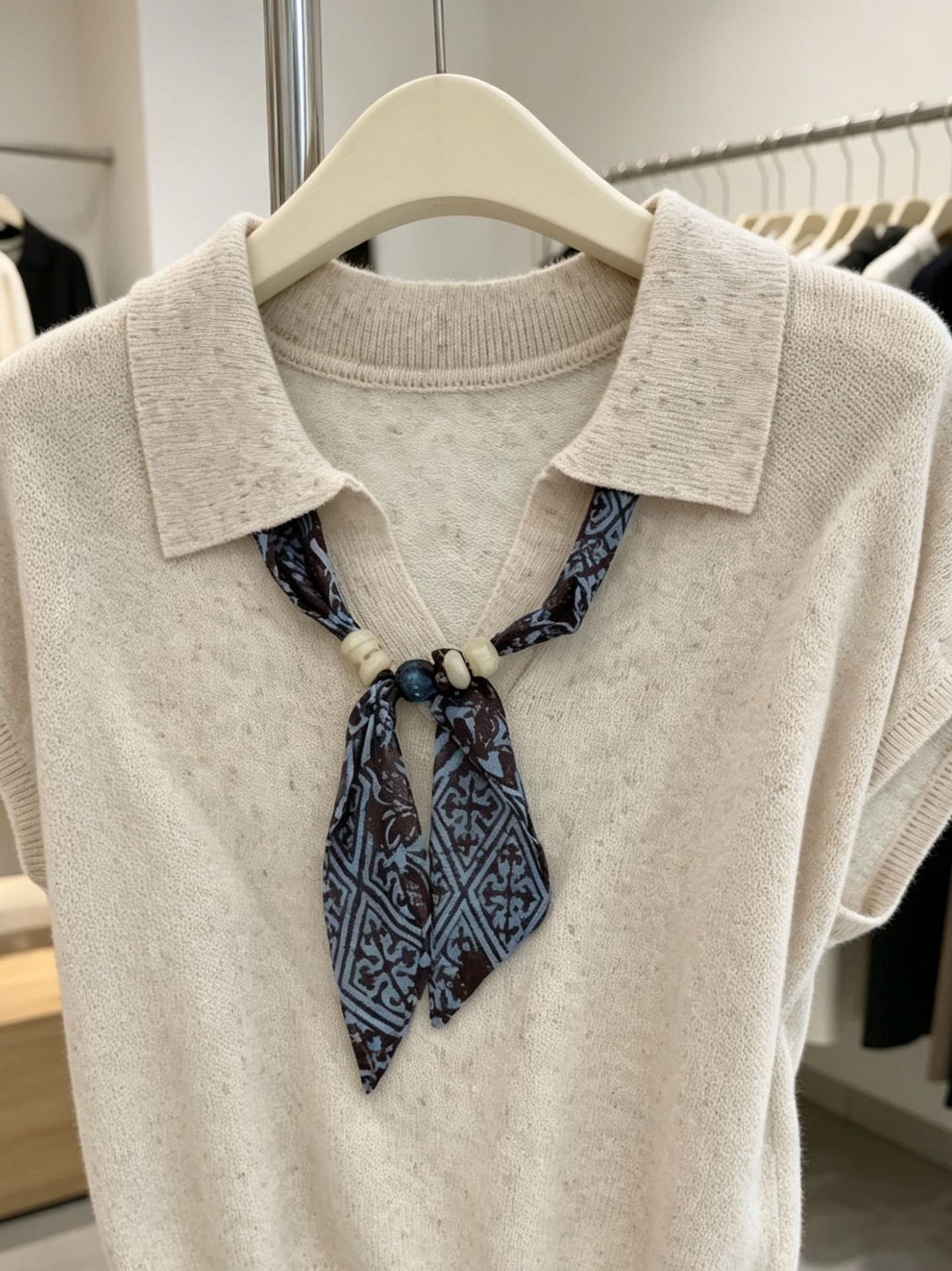 Áo thun nữ cổ polo phối khăn lụa tay ngắn bay nhẹ — màu be