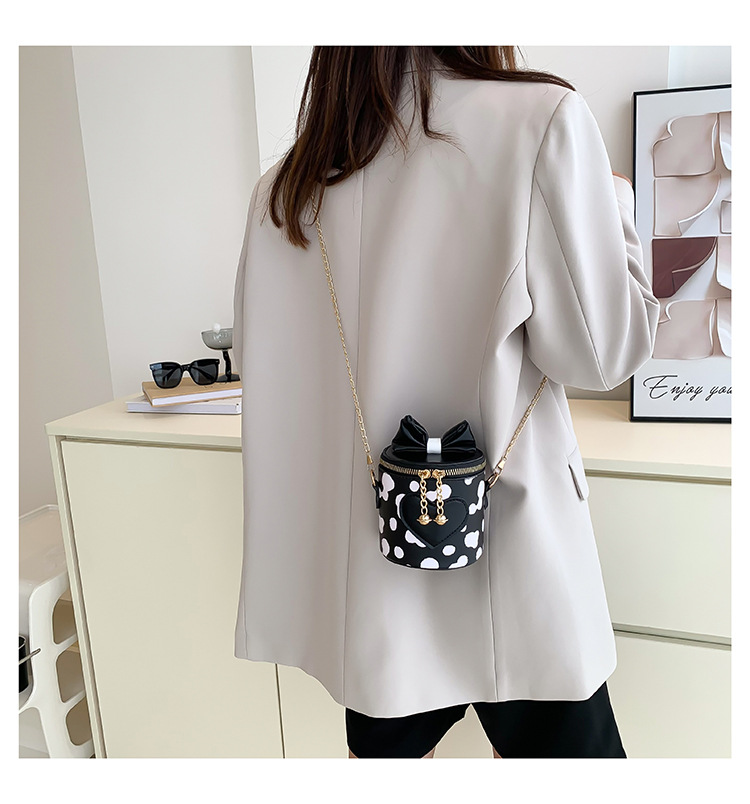 Women's Small Pu Leather Solid Color Streetwear Square Zipper Bucket Bag display picture 2