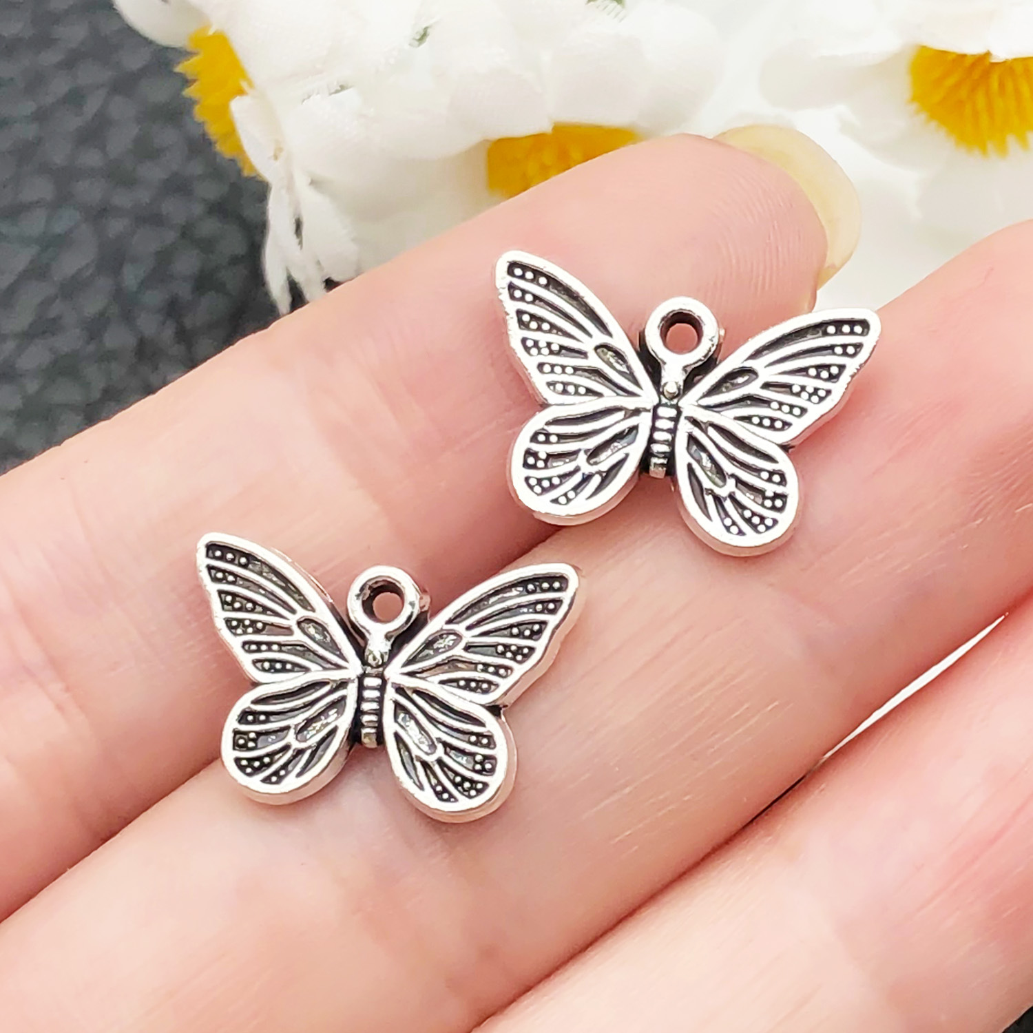 22324-M-古银锌合金昆虫蝴蝶16x11mm-1.05g