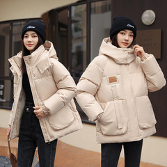韓国の貿易の女性のゆったりしたダウン綿の帽子の綿の服の英倫風の布はやせているパンの服の立体のポケットのコートを貼ります。