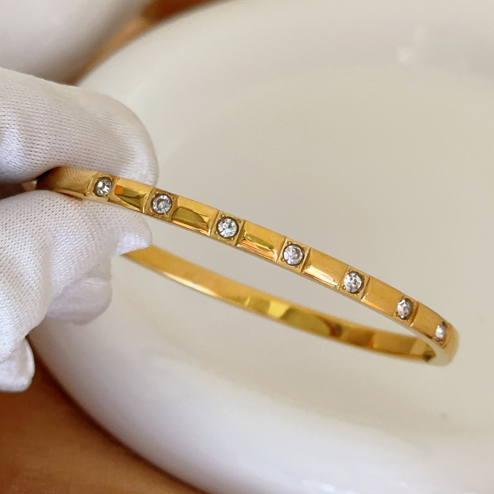 Diseño de nicho de lujo ligero Pulsera de diamantes de medio círculo de sentido avanzado Temperamento Pulsera de acero de titanio de moda simple y versátil Gypsophila