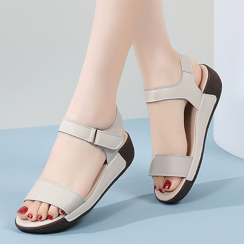 Сандалии с наклоном на пятке