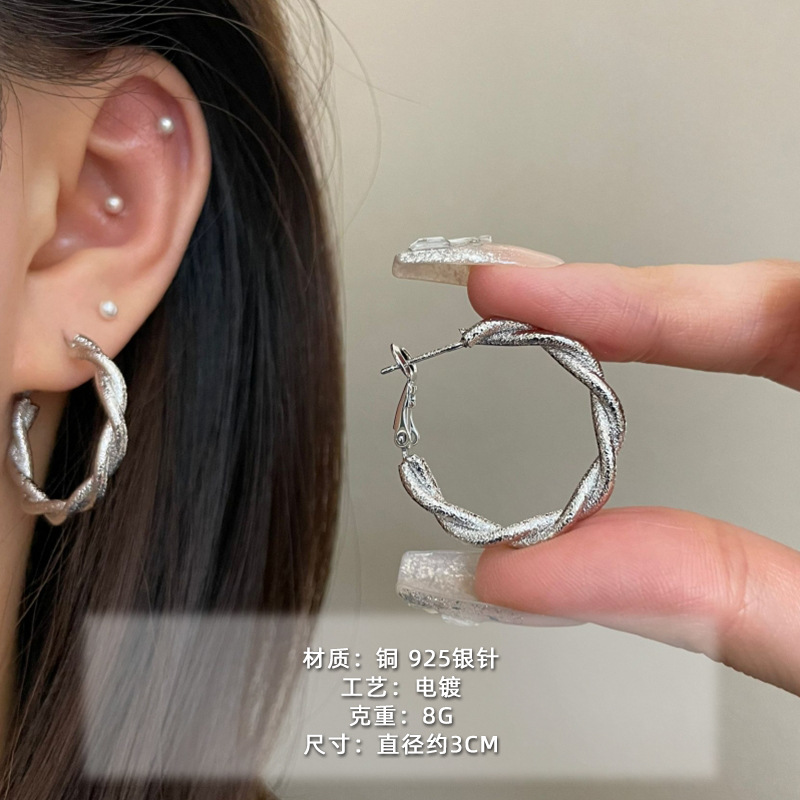 2025 nuevo estilo verano de moda anillo plateado círculo negro círculo fino temperamento europeo y americano aretes dorados de todo fósforo