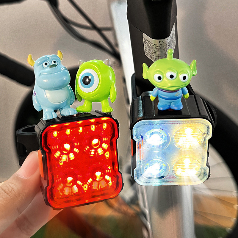 自転車ライトのヘッドライトの強い光の夜はテールライトに乗ります。|undefined
